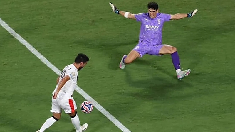 الهلال يقترب من تمديد عقد بونو حتى 2027