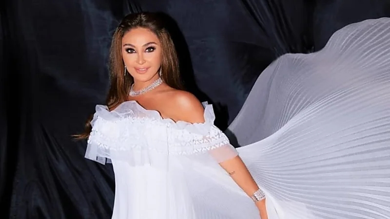 تصرف عفوي من إليسا بعد تعرضها لموقف محرج على المسرح.. فيديو