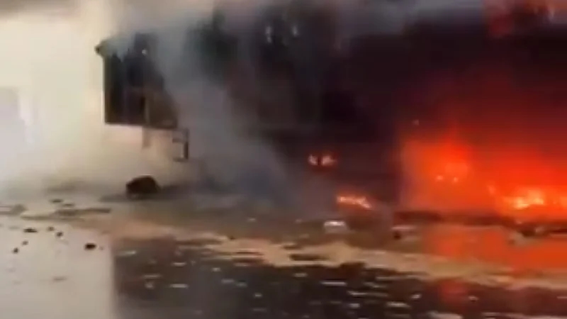 بالفيديو.. صاعقة رعدية تشعل النيران في شاحنة بالليث