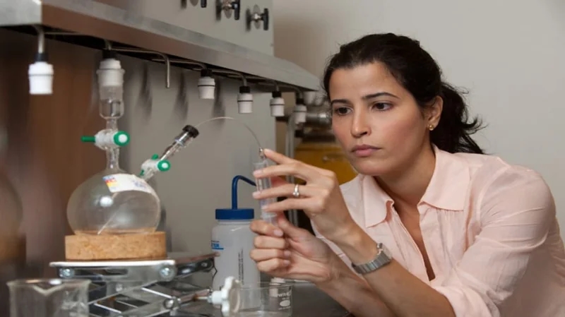 غادة المطيري تطور جهاز يستطيع اختراق الجسم لعلاج الالتهابات