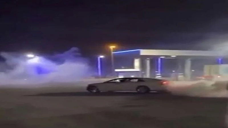 ضبط قائد مركبة ظهر في مقاطع فيديو يمارس التفحيط في طريق عام بالدمام