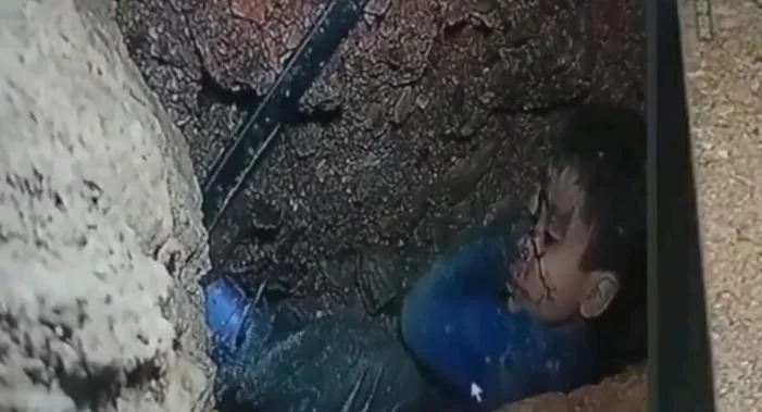 بالفيديو.. استمرار تزويد الطفل ريان بالأكسجين داخل البئر