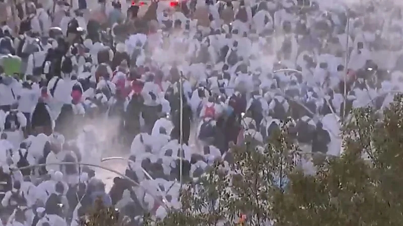 حشود غفيرة من ضيوف الرحمن تتجه إلى صعيد مزدلفة.. فيديو