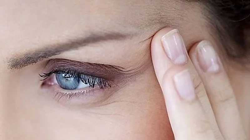 طرق القضاء على تجاعيد الجفون