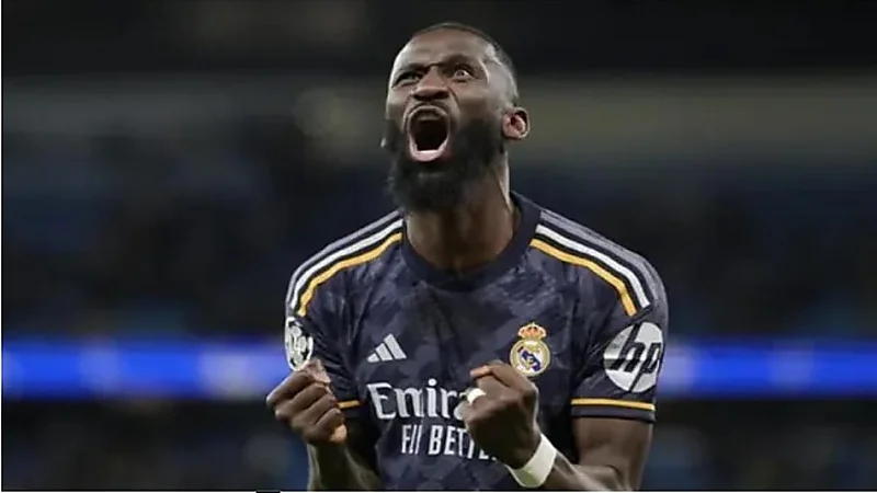 الزهراني يكشف حقيقة تعاقد النصر مع أنطونيو روديجر