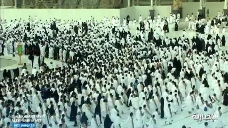بالفيديو.. عودة الطواف مرة أخرى لغير المعتمرين في الحرم المكي