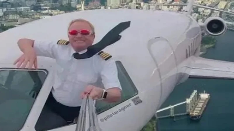 طيار يلتقط سيلفي من شباك الطائرة ليثبت لزوجته أنه في العمل