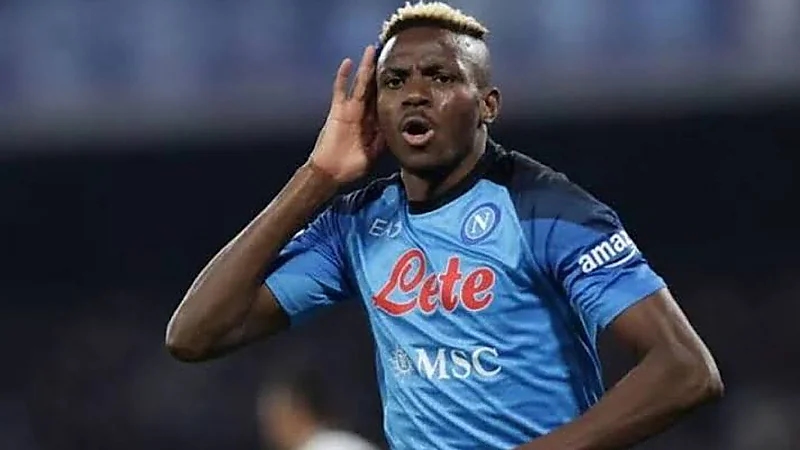 أوسيمين يتجاهل طائرة خاصة أرسلها الهلال ويغيب عن الفحص الطبي في باريس