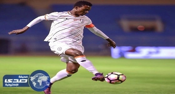 وسيط يعرض حسن معاذ علي الأهلي