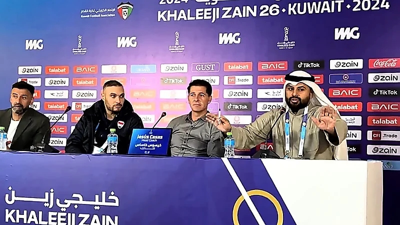 مشادة خارج قاعة المؤتمر الصحفي لمدرب العراق .. فيديو