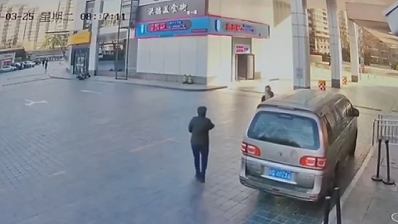 رياح قوية تمزق لوحة إعلانية وتُصيب امرأة في رأسها.. فيديو