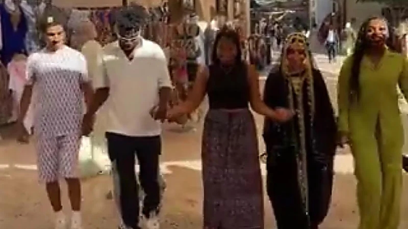 شاب يعلم مجموعة أجانب العرضة الجنوبية .. فيديو