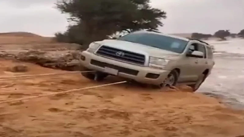 شاهد.. لحظة التدخل لإنقاذ سيارة تسقط في إحدى الأودية