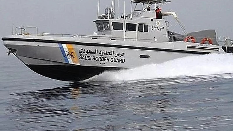 إنقاذ مقيم من الغرق أثناء ممارسة السباحة