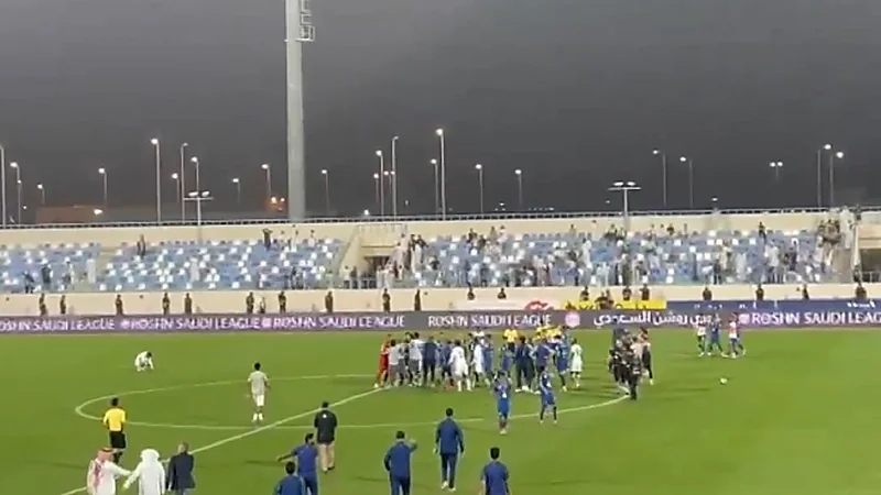 مشادة بين لاعب الفتح وحارس الأخدود بعد نهاية المباراة.. فيديو