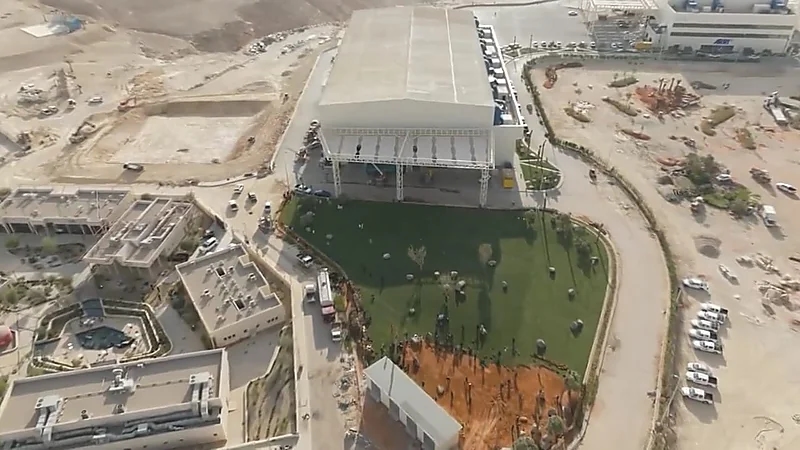 اللمسات النهائية في استديوهات الحصن بيج تايم غرب الرياض .. صور