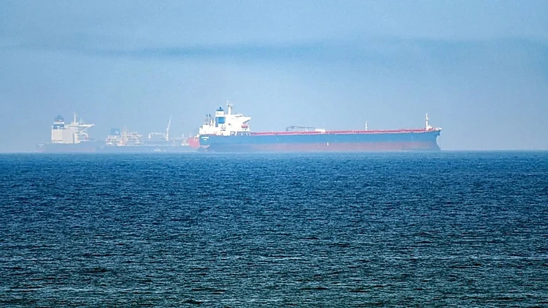 طائرة مسيرة تحوم فوق سفينة في خليج عمان