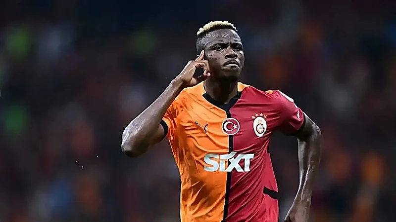 مشجع يطالب أوسيمين بالبقاء مع غلطة سراي بلافتة في حفل زفافه .. فيديو