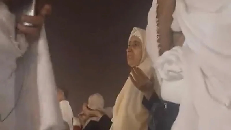 شاهد.. لقطات إيمانية من أعلى جبل الرحمة في صعيد عرفات