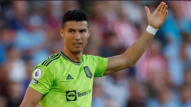 مطرب فرنسي يثير جدلاً واسعًا عبر مواقع التواصل بشائعة عن كريستيانو