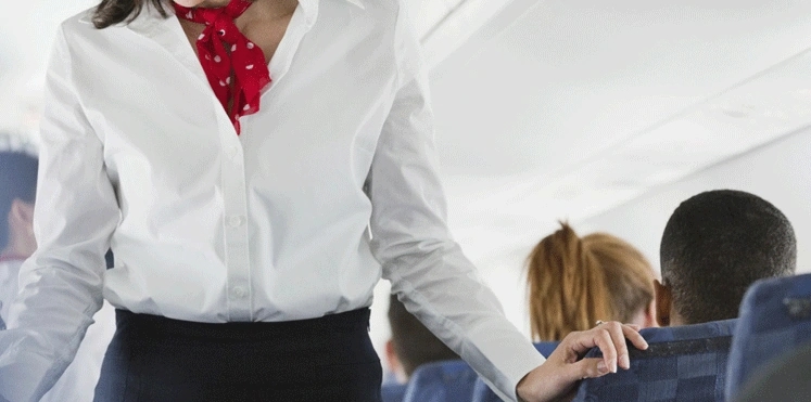 مضيفة طيران تسرق البطاقة الأئتمانية لراكبة للحصول على المال