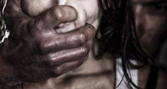 شاب مصري يعتدي على زوجة أخيه المغترب بمساعدة والدته
