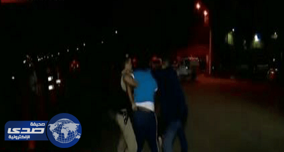 بالفيديو...سيدة تضرب مذيعة  على الهواء مباشرة أمام أحد السجون