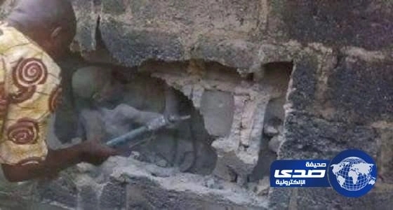 اخراج فتى حيا بعد احتجازه 3 أيام داخل جدار