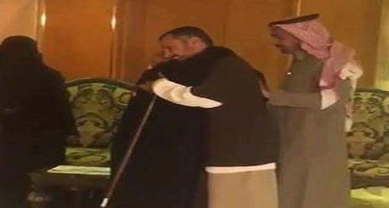 فيديو مؤثر .. لحظة لقاء اليمنيين العائدين من جوانتانامو بعائلاتهم في المملكة