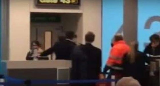 بالفيديو:راكبة فاتتها الطائرة ..فعاقبت موظفة المطار !!