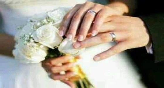 عروس ترضع طفلها خلال حفل زفافها
