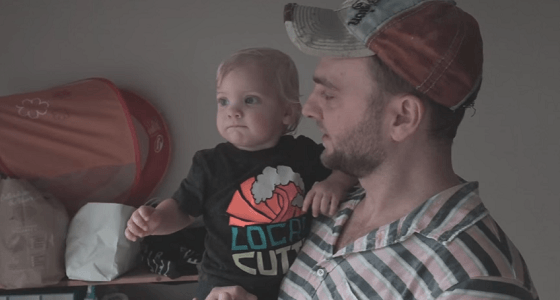 بالفيديو..رد فعل غريب لرضيعة تشاهد الأمطار لأول مرة