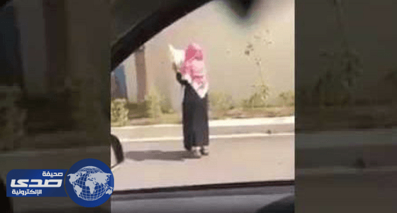 بالفيديو..مسن مستغرق في قراءة القرآن واقفا تحت ضوء الشمس يثير الاعجاب