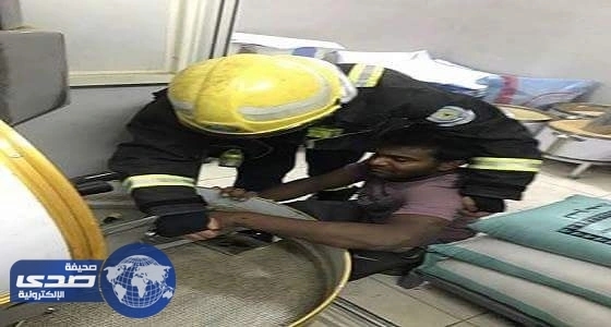 بالصور.. مدني المدينة يفك احتجاز يد عامل بنغلاديشي من داخل مطحنة