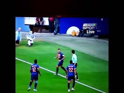 لقطة لاعب نادي الدرع مع حكم الراية قي لقاء الهلال