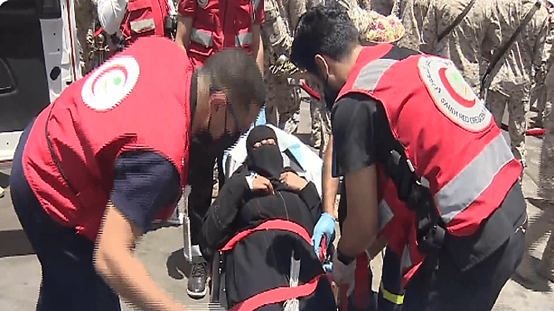 شاهد.. تقديم الرعاية الصحية لأحد الرعايا القادمين على متن السفينة "أمانة"