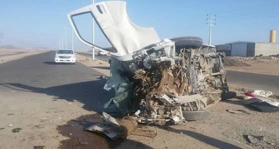 جوال يتسبب في اصطدام مركبة بصبات خرسانية في جدة