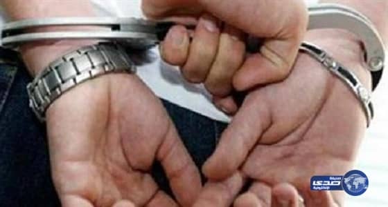 الإطاحة بوافدين أفريقيين لسرقتهما مبلغ مالى ومقتنيات من سيارة فى جدة