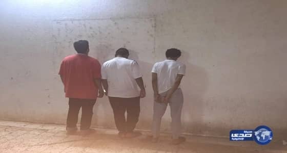 الإطاحة ب 3 وافدين متهمين بسرقة سيارات بجدة