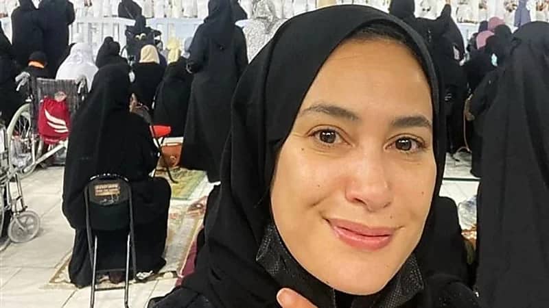 شاهد.. هند صبري تؤدي مناسك العمرة 