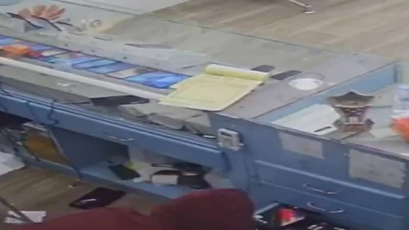 شاهد.. تفاصيل جديدة في واقعة السطو على متجر اتصالات بالرياض