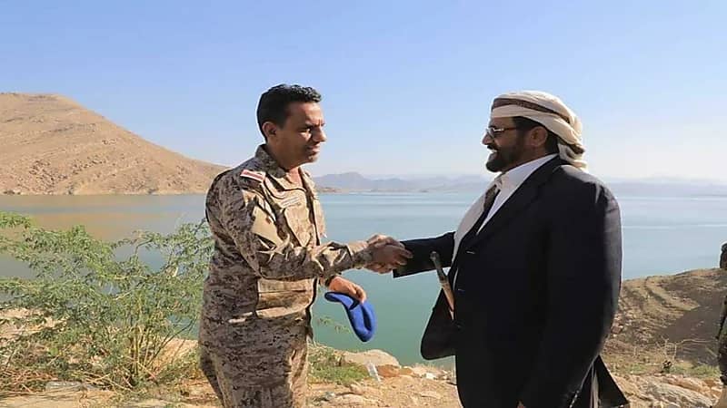 صورة مثيرة تجمع متحدث التحالف وسلطان العرادة أمام سد مأرب