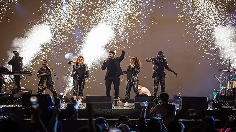 السفير الفرنسى بالمملكة يصف تامر حسنى بالأسطورى الملهم.. و"الفنان" يرد