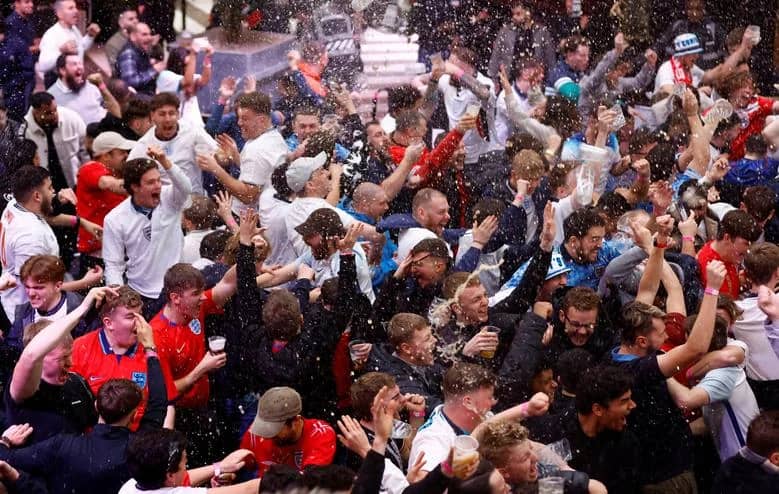 بالفيديو.. فرحة هسترية في منطقة المشجعين الإنجليز