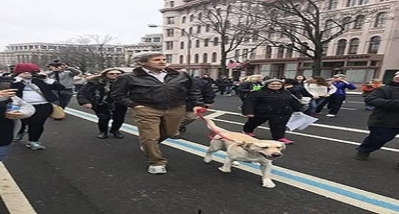 بالفيديو.. جون كيري يشارك في مسيرة مناهضة للرئيس الأمريكي ترامب