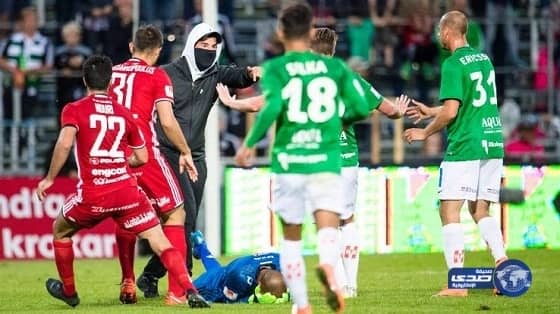 بالفيديو: مشهد صادم.. مشجع يضرب حارس من الخلف، والحكم يلغي اللقاء فورا!