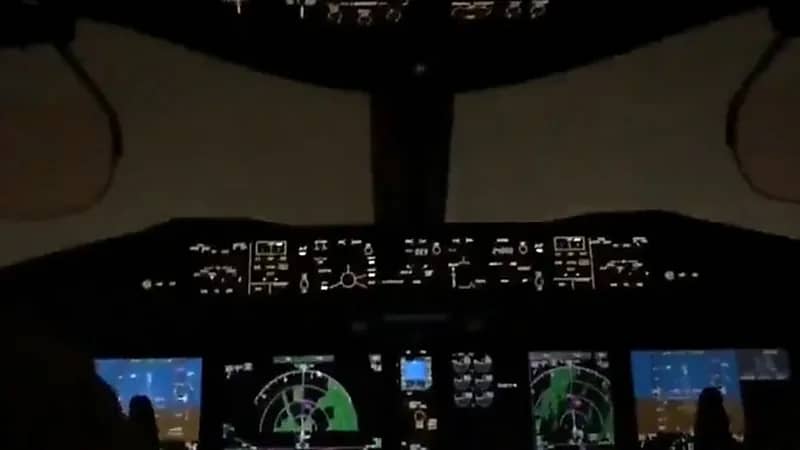 شاهد.. البرق يضرب طائرة البوينج B787 أثناء مرورها بعاصفة جوية