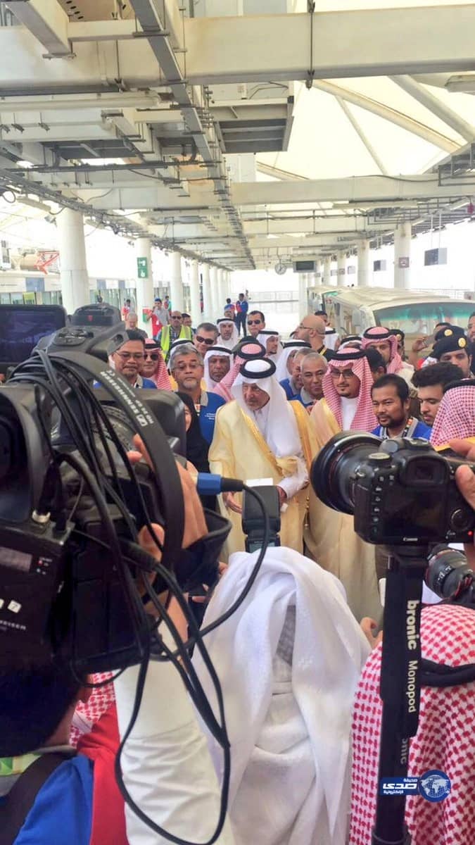 بالصور.. أمير مكة المكرمة يتفقد قطار المشاعر