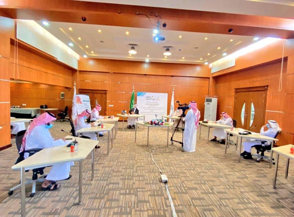 شاهد.. شواهق مائية مصحوبة بعواصف رعدية شديدة قبالة ساحل جدة 