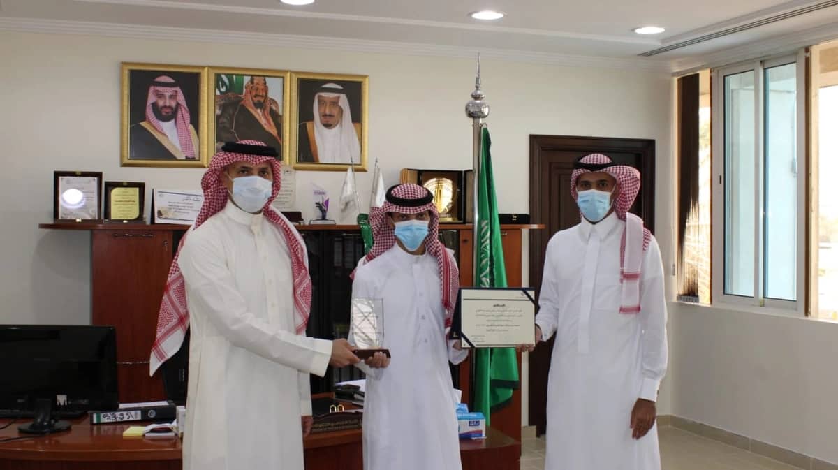 شاهد.. لصان يحاولان سرقة مركبة مواطن من أمام منزله بالرياض 